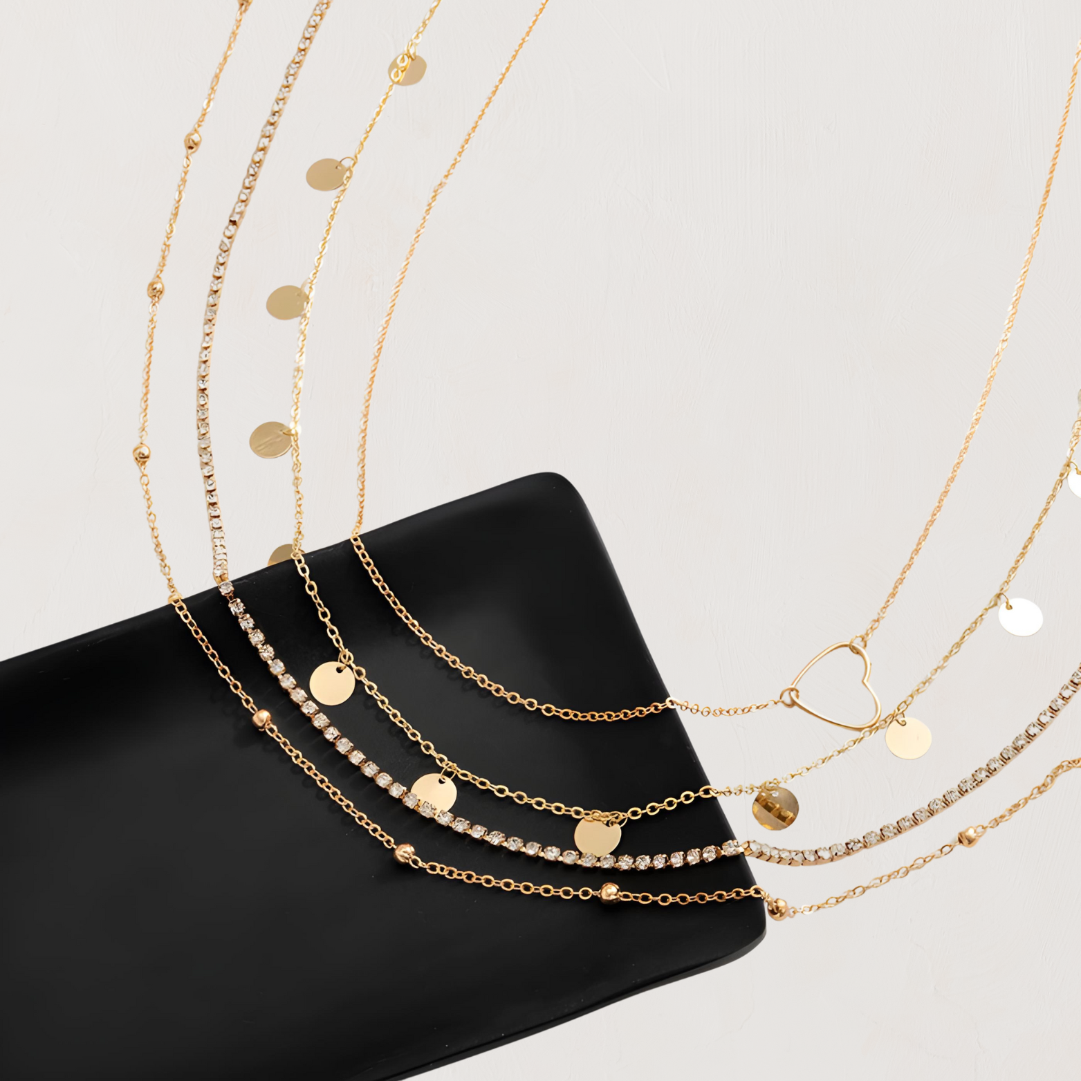 Armbanden en kettingen lente 2026 goud zilver layering