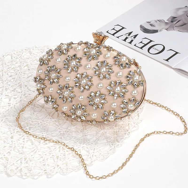 bags : Adelaide - parel en kristal versierde bloemen clutch in van Pantino