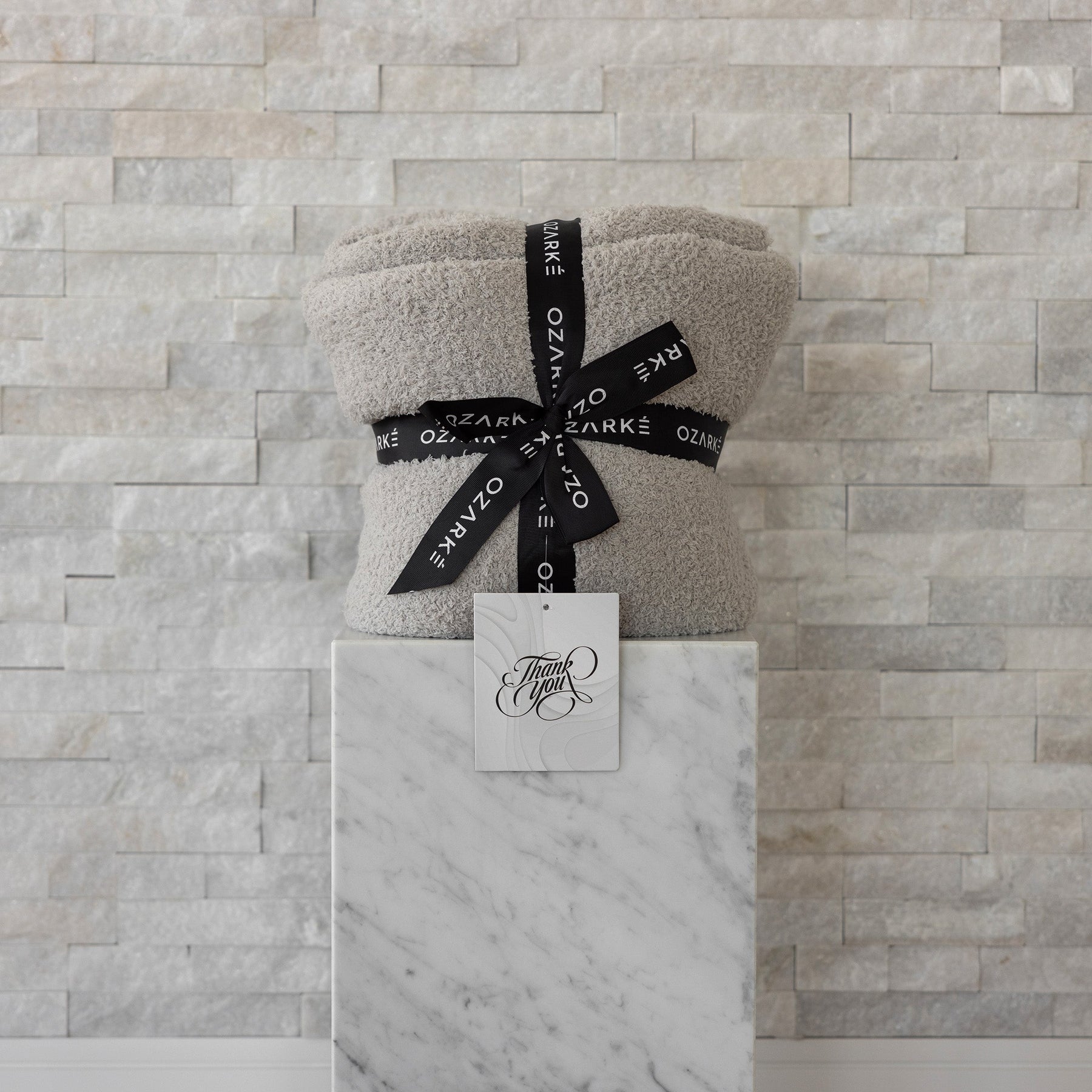 home & garden : Ozarke Luxe Rib Trim Plaid | Chic Plaid Dekentje - Verhoogt de Sfeer in Je Ruimte met Luxe Textuur in van Pantinoshop