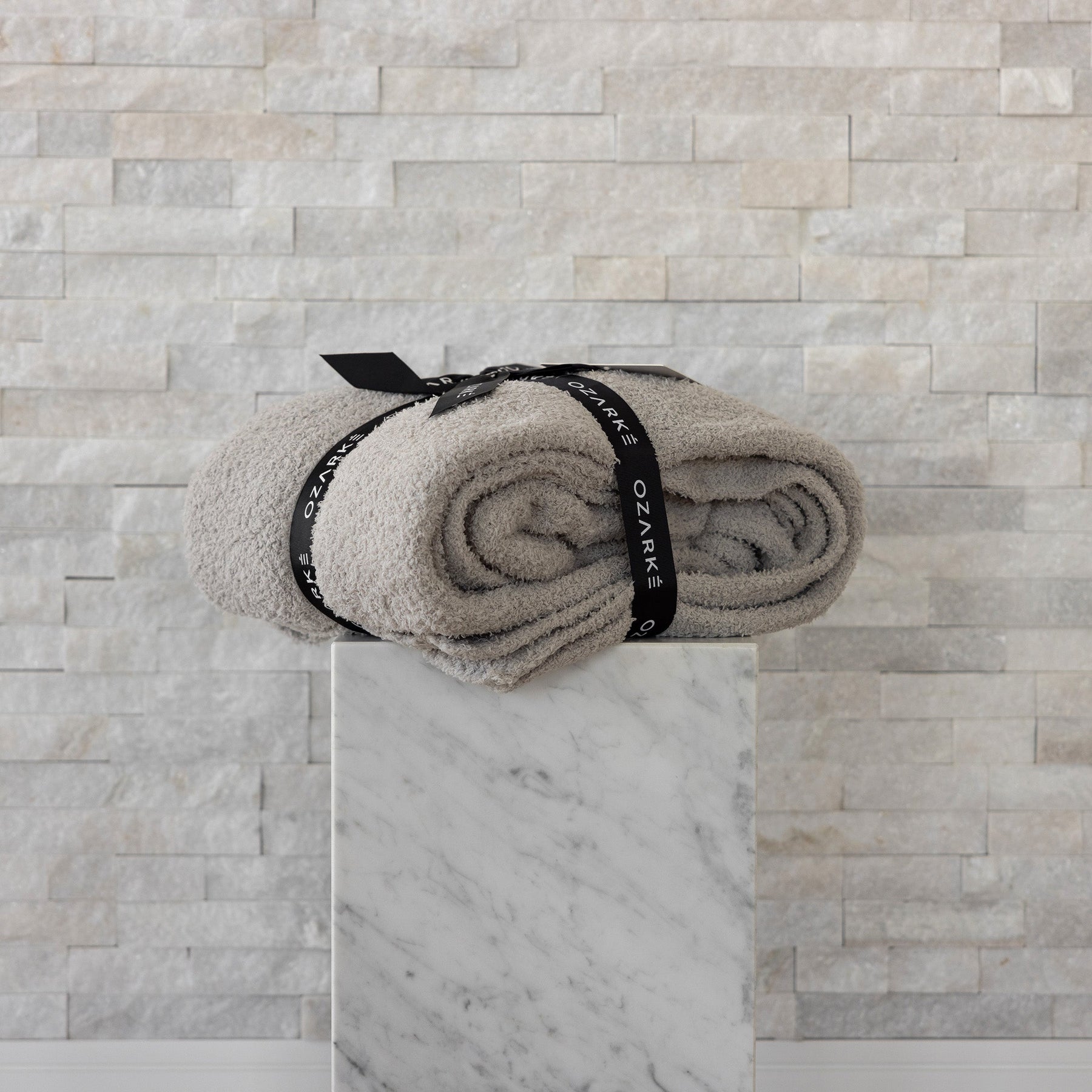 home & garden : Ozarke Luxe Rib Trim Plaid | Chic Plaid Dekentje - Verhoogt de Sfeer in Je Ruimte met Luxe Textuur in van Pantinoshop