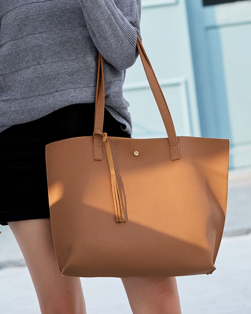 bags : Julia | Capaciteit met effen schoudertas met kwastjes en groot in van Pantino