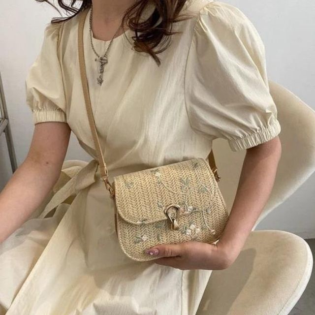 bags : Liana - Geborduurde schoudertas van stro in Khaki van Pantino