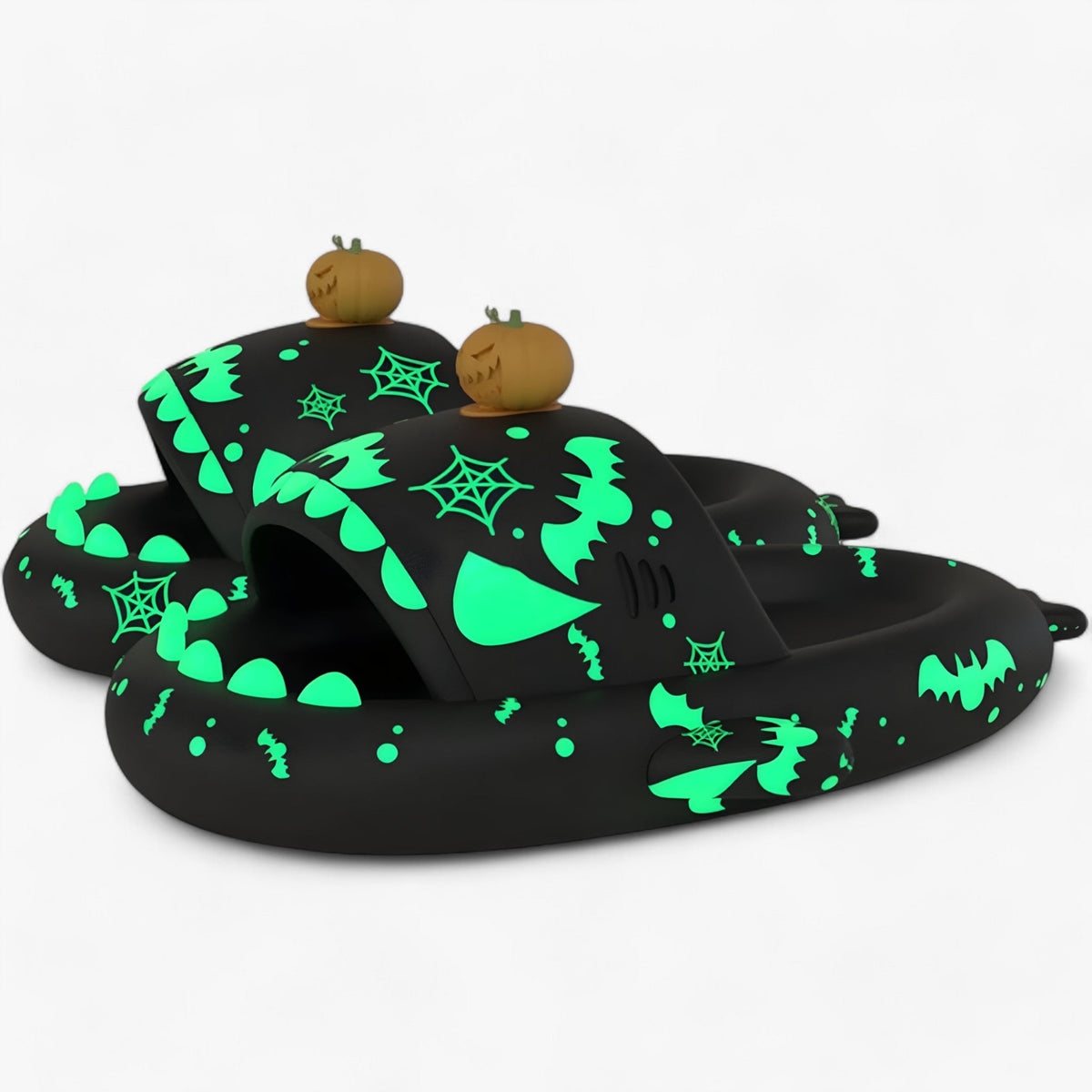accessories : Finn | Chaussons requin phosphorescents - Sandales amusantes et douillettes pour la nuit d'Halloween in Helder zwart van Pantino