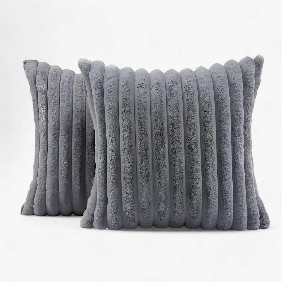 home & garden : Iris | Kussenhoes voor de Bank | Heerlijk comfortabel en stijlvol in Grijs van Pantinoshop