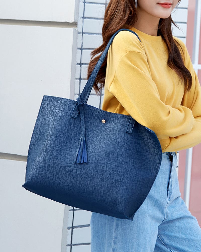 bags : Julia | Capaciteit met effen schoudertas met kwastjes en groot in van Pantino