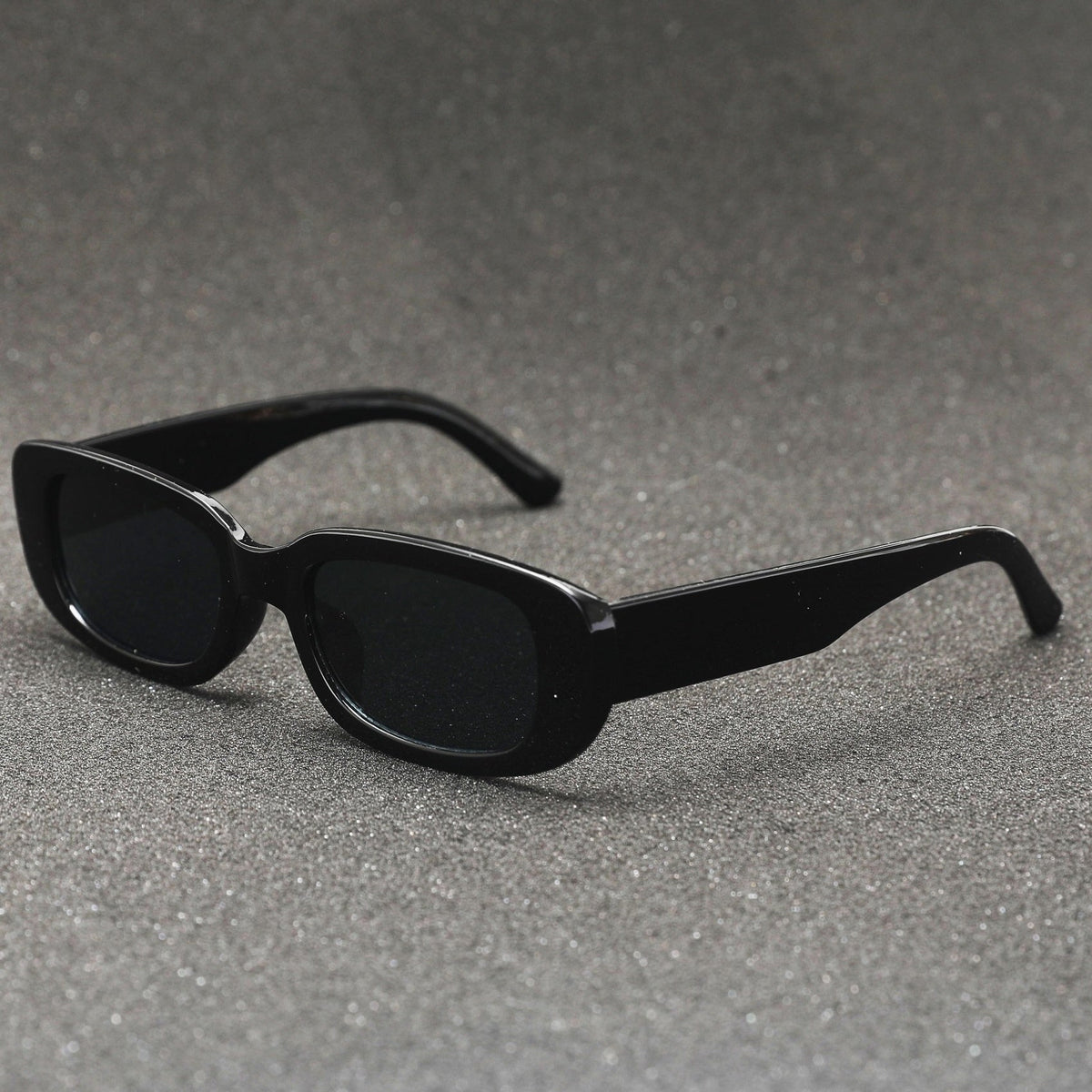 accessories : Heren en Dames Modieuze Sport Kleine Ovale Plastic Zonnebril in van Pantino