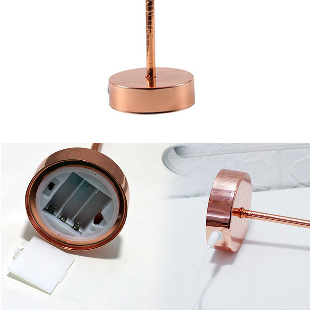 home & garden : Ostrich Nachtlampje | Excentrieke lamp met veren & rosegouden voet in van Pantino