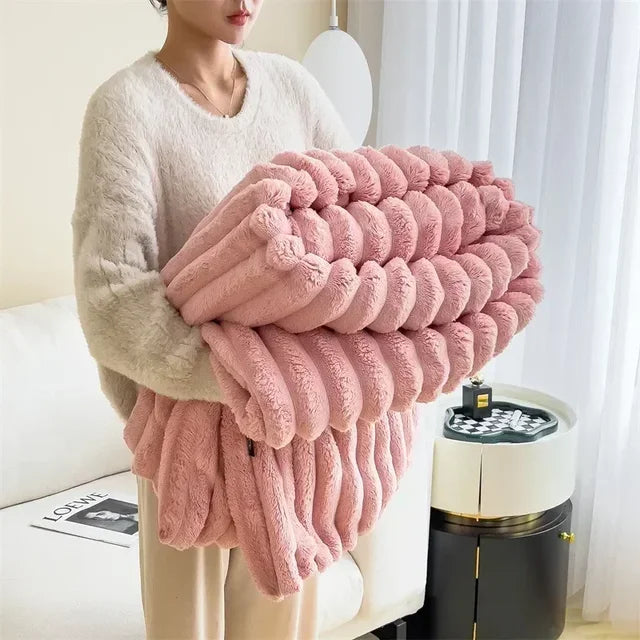 home & garden : Mooly | Ultime warme Pluche Deken Sofa in Roze van Pantino