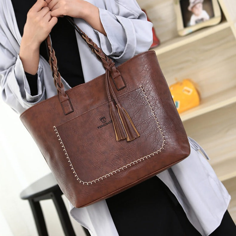 bags : Leren Schoudertas voor dames in Donkerbruin van Pantino