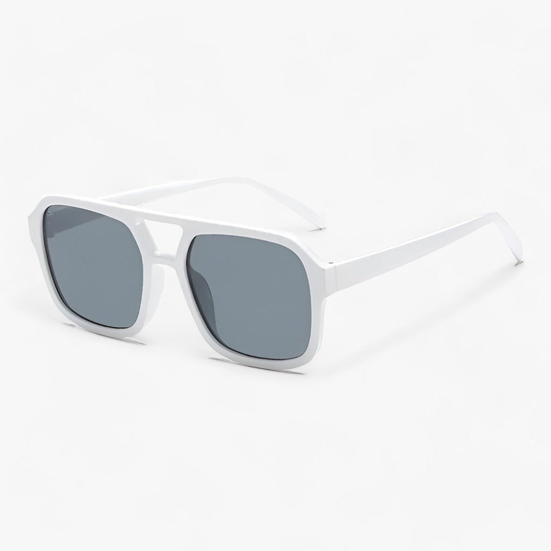 Sunglasses : ICONIC | Vintage vierkante zonnebril: stijlvolle oogbescherming voor alle gelegenheden in Wit van Pantino