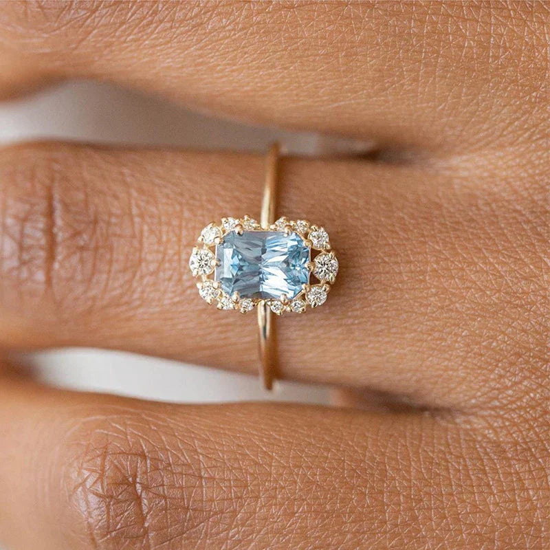 accessories : Isabella - Kussengeslepen saffierring omringd door diamanten in Blauw van Pantino