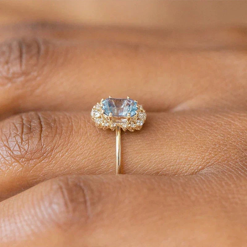 accessories : Isabella - Kussengeslepen saffierring omringd door diamanten in van Pantino