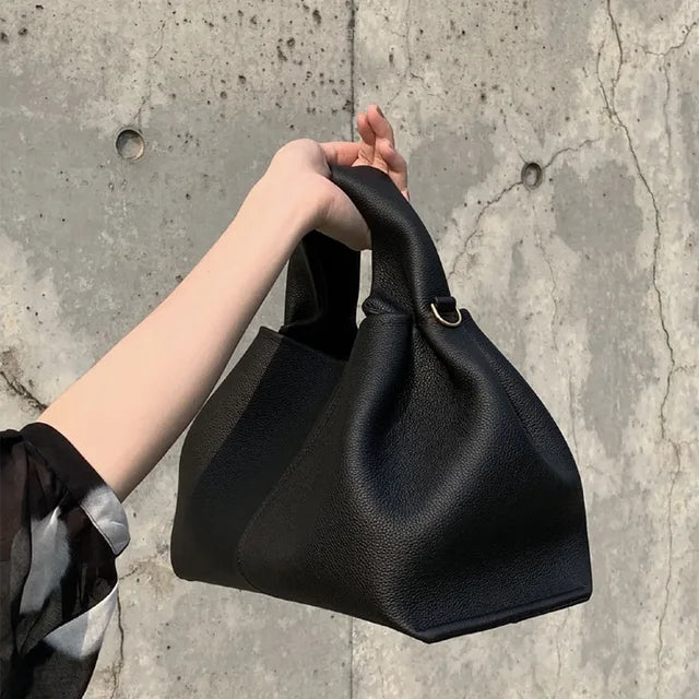 bags : Valencia - Schoudertas van generfd materiaal met afneembare riem in Zwart van Pantino