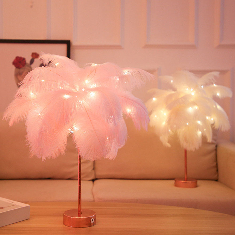 home & garden : Ostrich Nachtlampje | Excentrieke lamp met veren & rosegouden voet in van Pantino