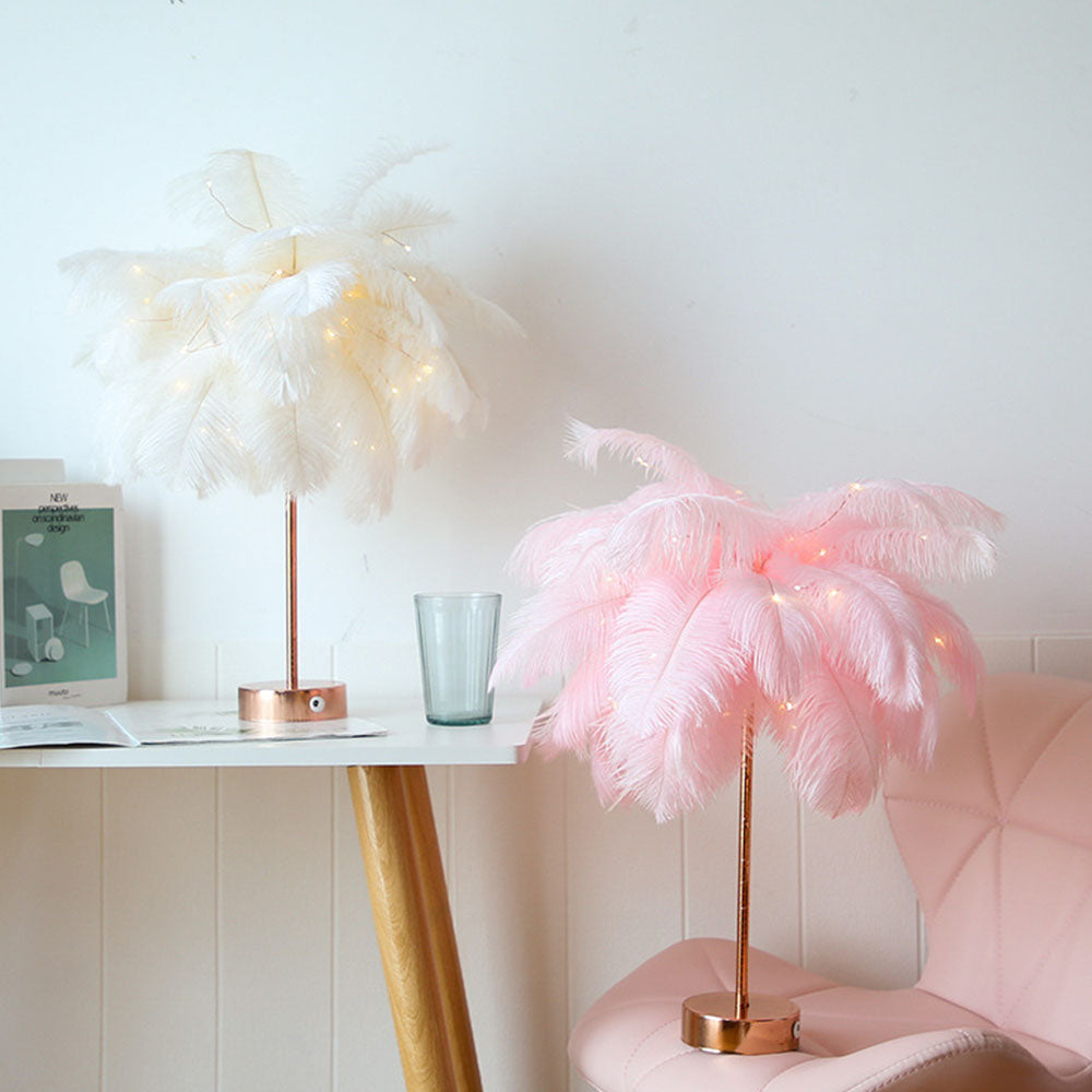home & garden : Ostrich Nachtlampje | Excentrieke lamp met veren & rosegouden voet in van Pantino