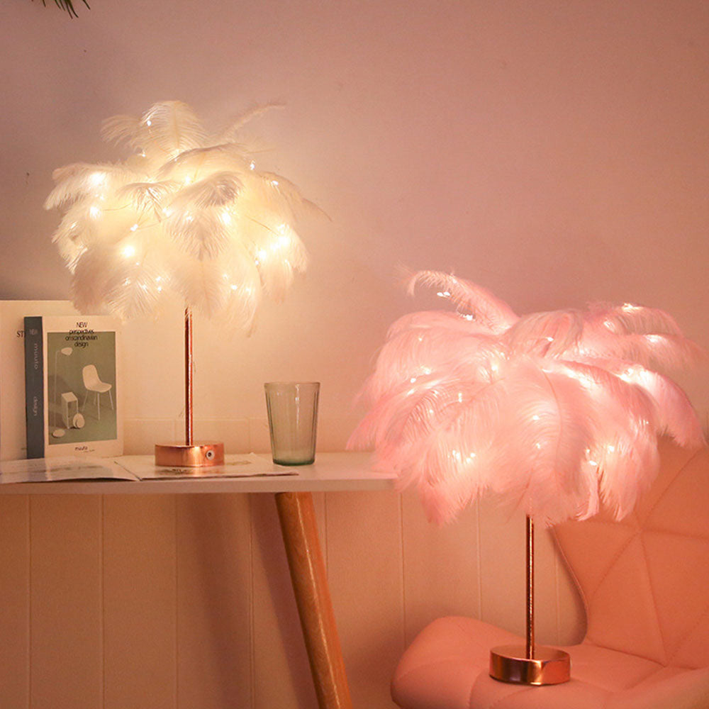 home & garden : Ostrich Nachtlampje | Excentrieke lamp met veren & rosegouden voet in van Pantino