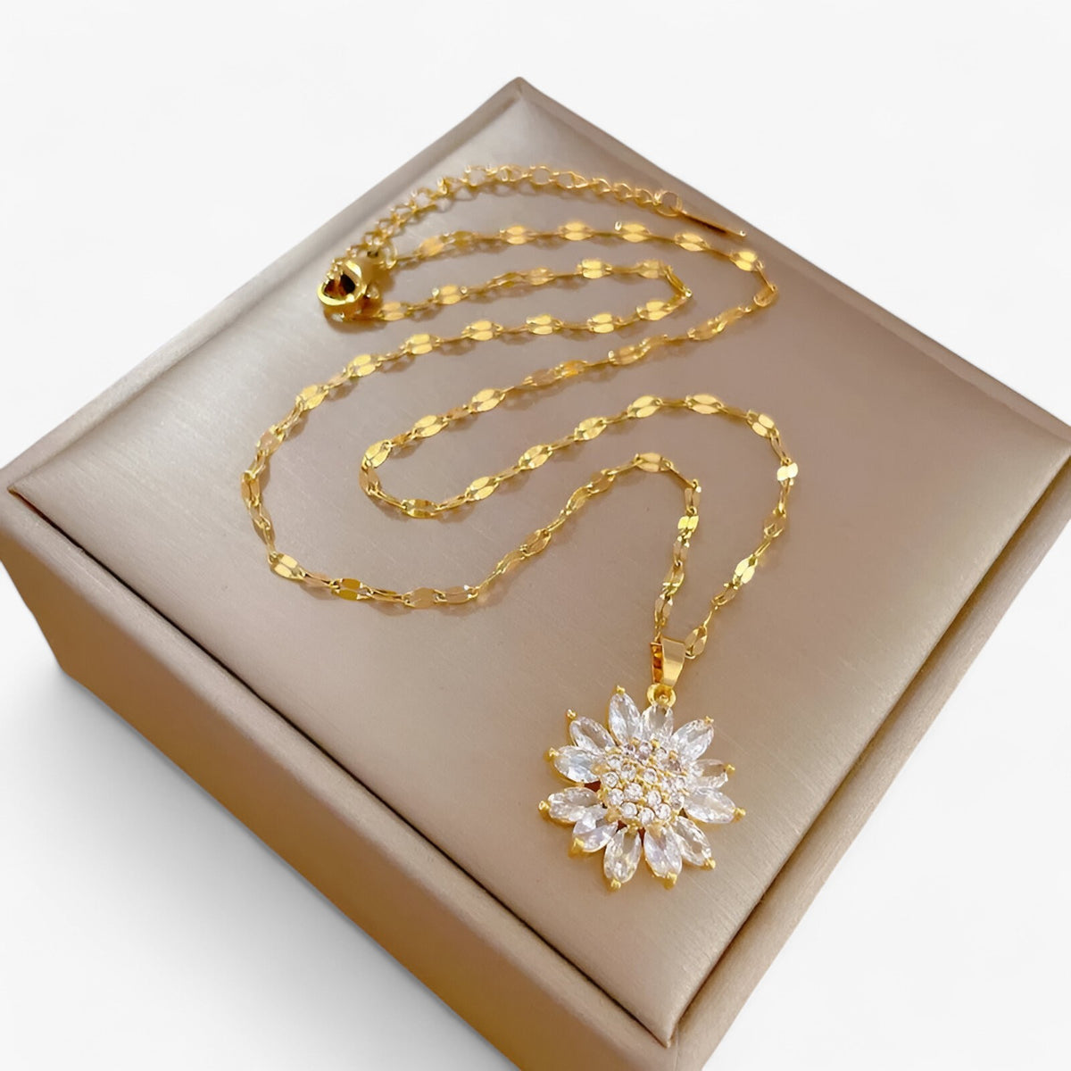 accessories : Isabelle | Luxe bloemhanger ketting - Trendy en tijdloos in van Pantino