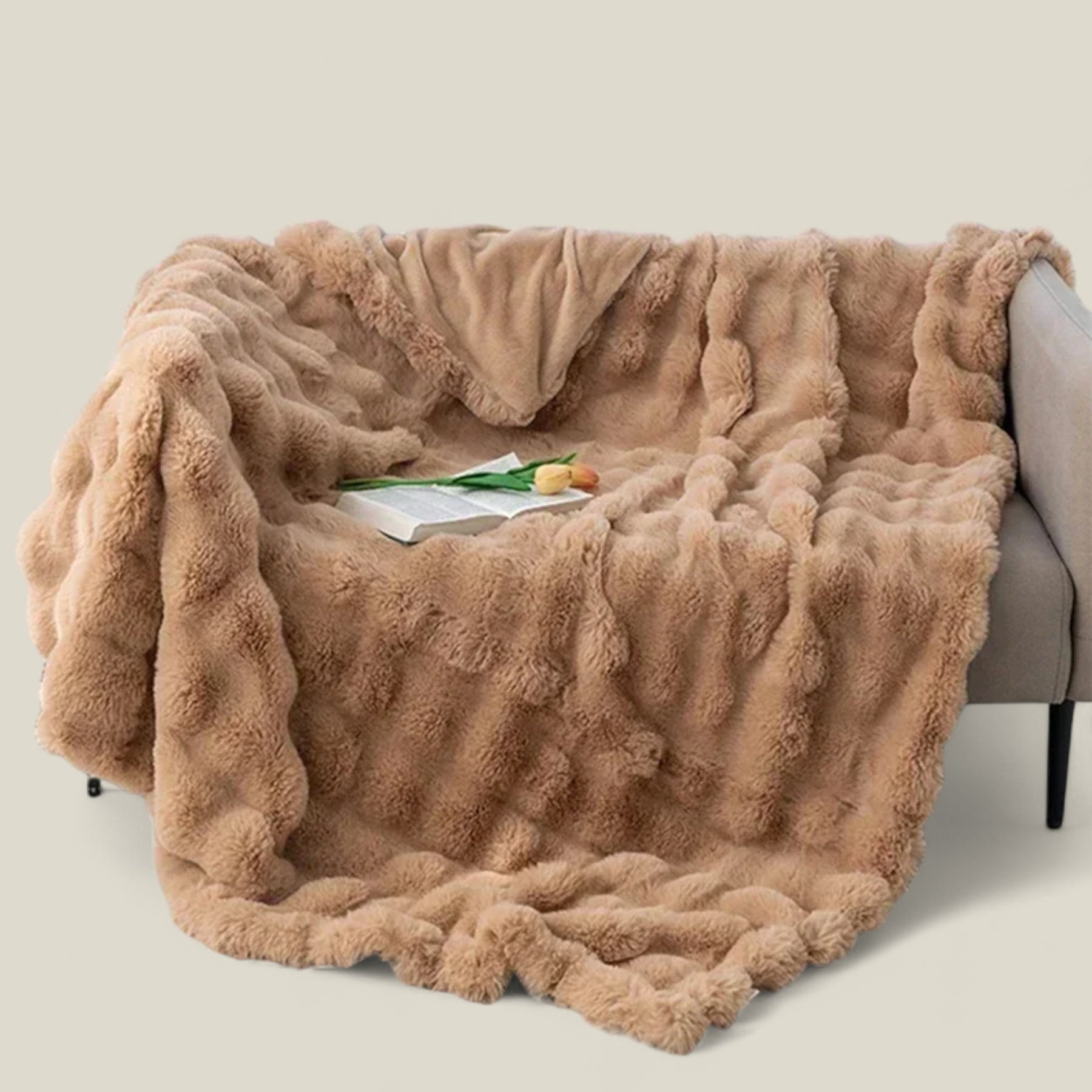 home & garden : Hazel | Deken van Konijnenbont - Warme Winter Gezelligheid in Licht Koffie van Pantino