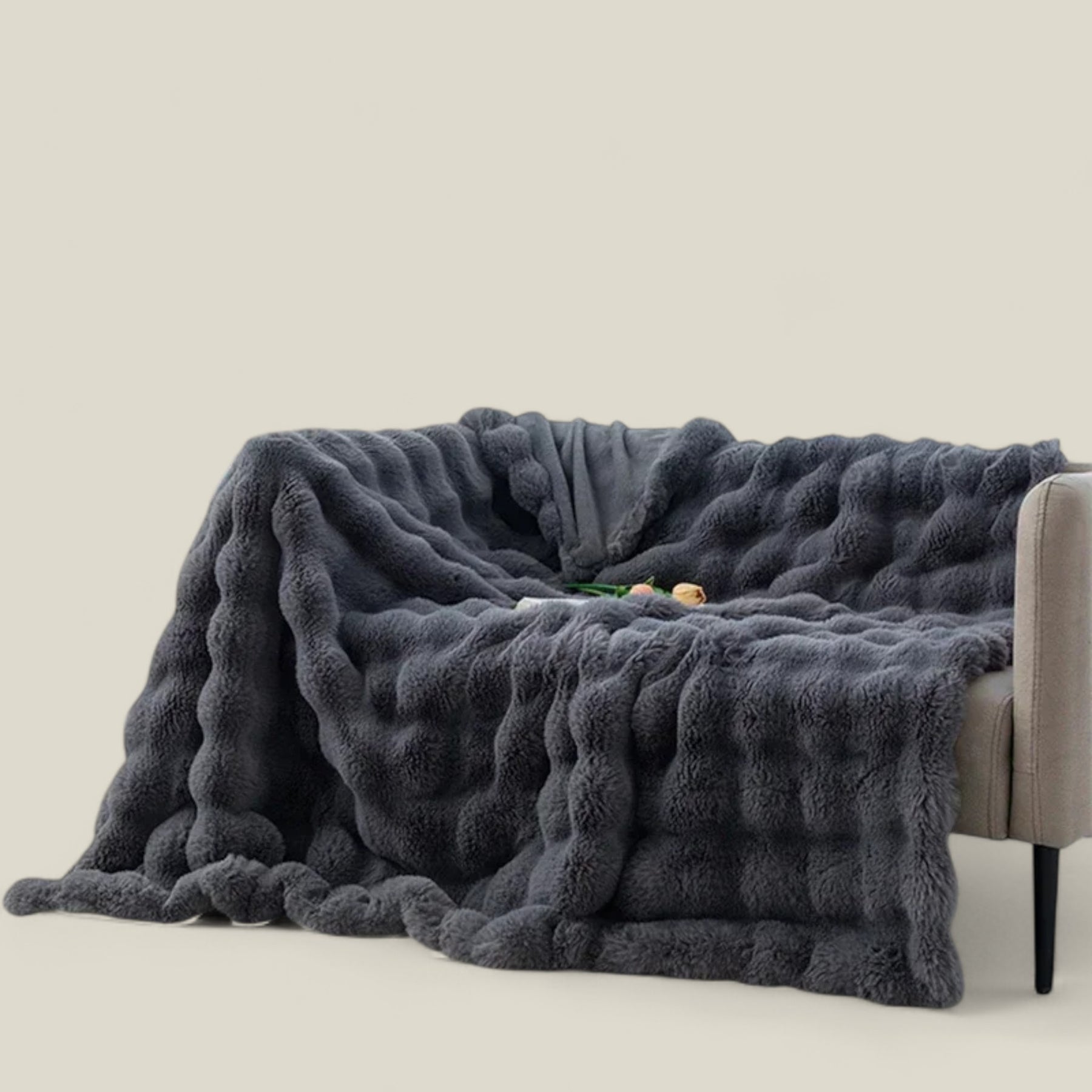 home & garden : Hazel | Deken van Konijnenbont - Warme Winter Gezelligheid in Donkergrijs van Pantino