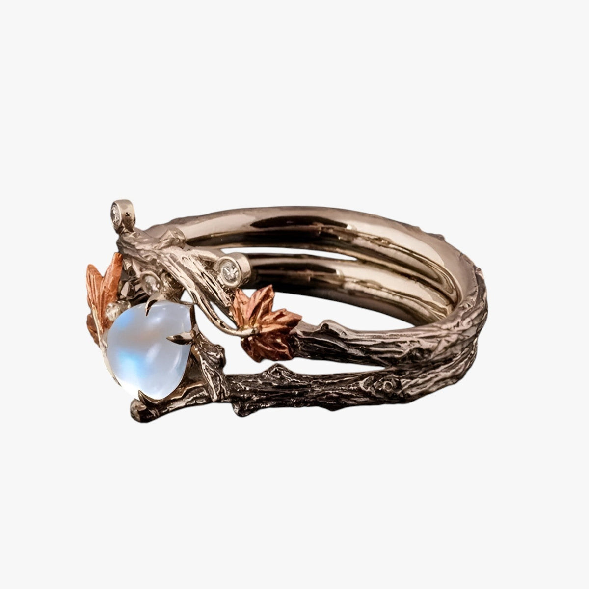 Kelsey | Gouden ring met blad - Tijdloze hanger met maansteen glans- €25 : Kelsey | Gouden ring met blad - Tijdloze hanger met maansteen glans in van Pantinoshop