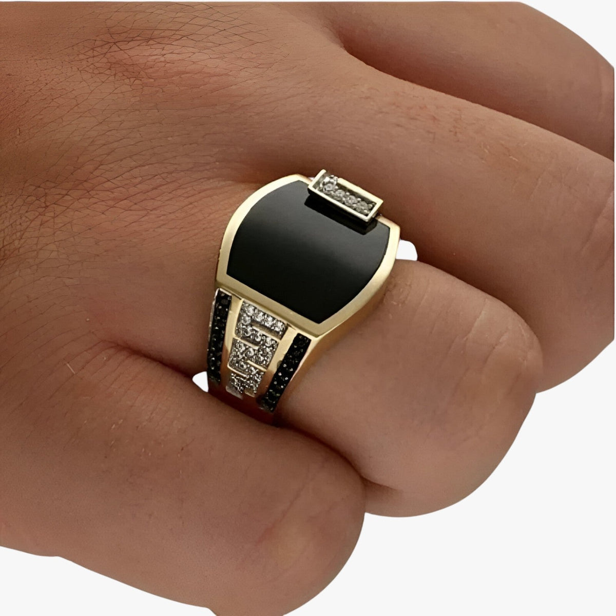 accessories : Archie | Elegante herenring - Goud glanzend met luxe punkstijl in van Pantinoshop