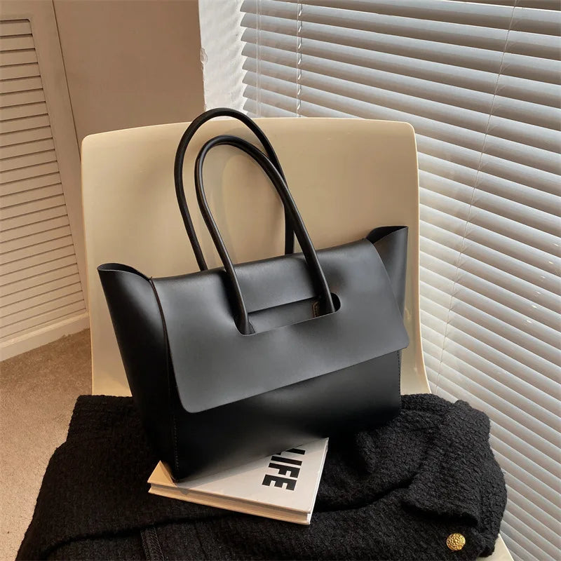 bags : The Modern Muse Tote in Black van Pantino