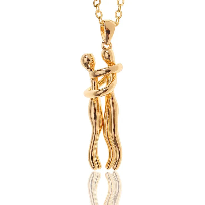 accessories : Hug | Symboliseert warmte, verbinding en oprechte genegenheid in Goud van Pantino