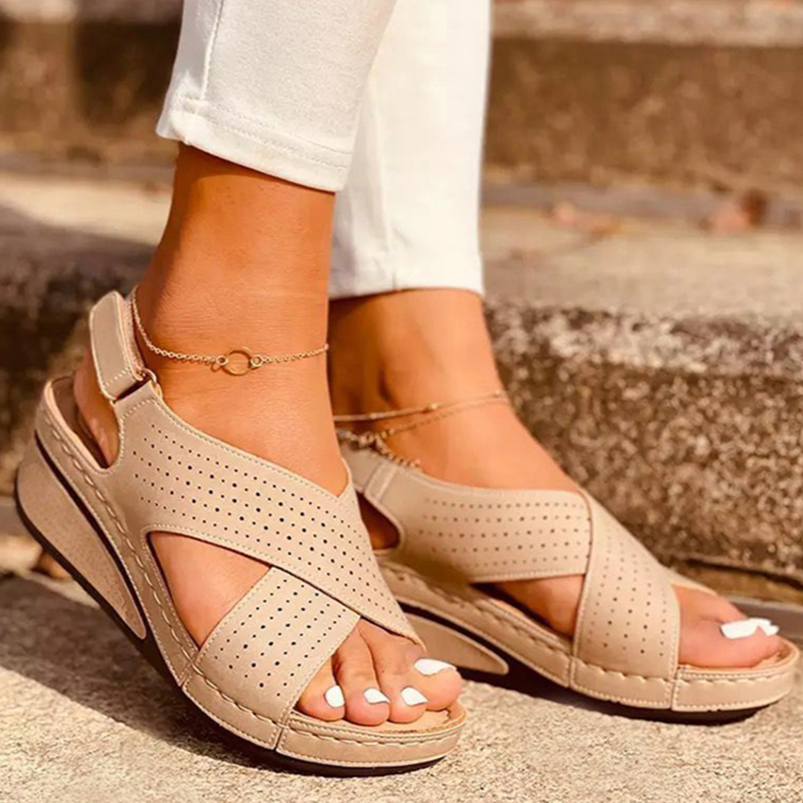 men's fashion : Liv | Stijlvolle City Sandalen - Ideaal voor Dames die een Trendy en Verfijnde Stadslook Willen in Abrikoos van Pantino