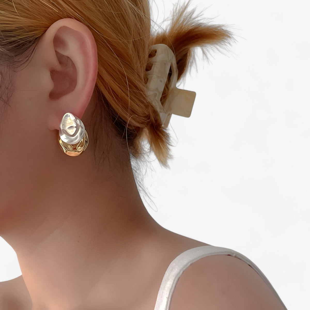 accessories : Jenny| Trendi metalen oorbellen – Elegante feest sieraden in Goud van Pantino
