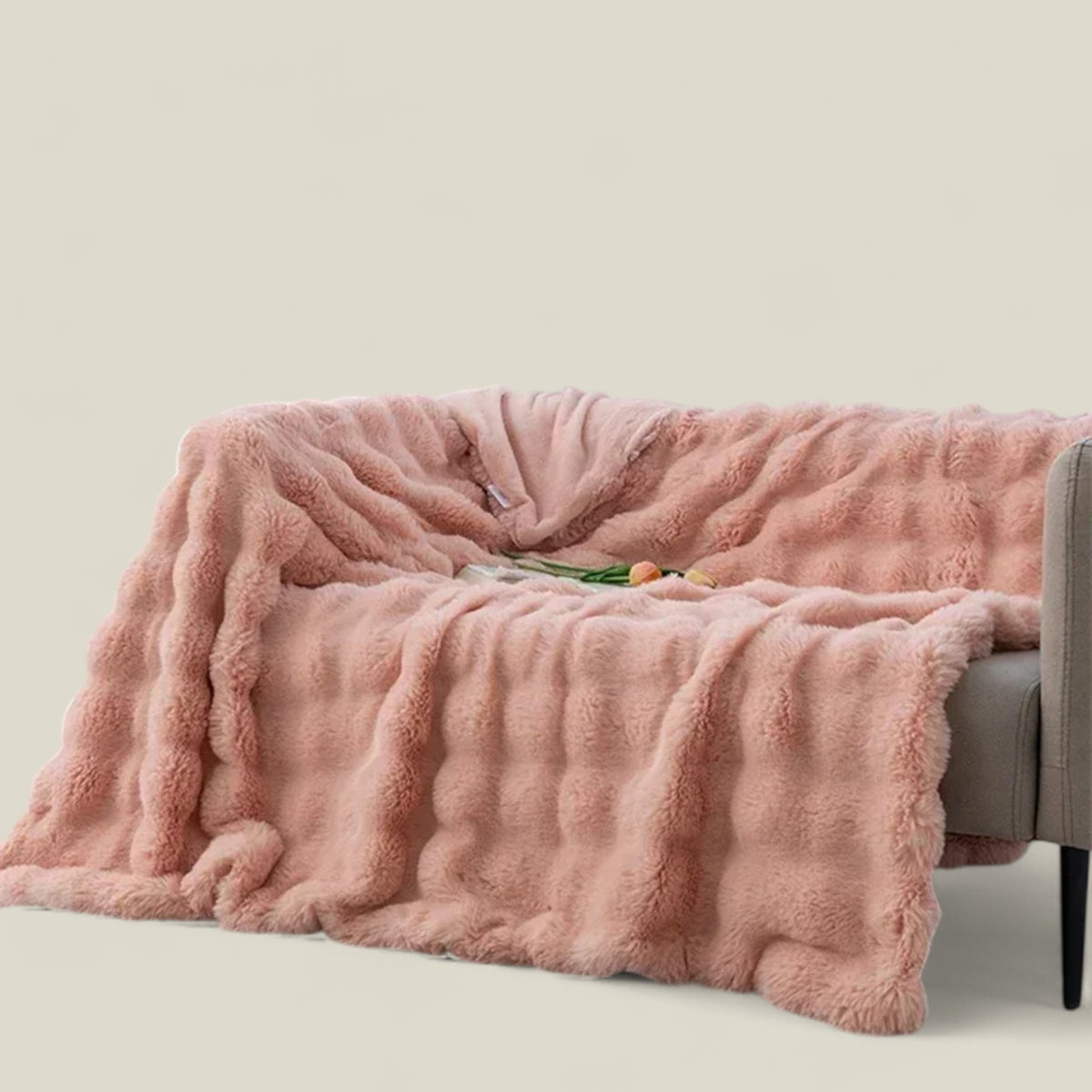 home & garden : Hazel | Deken van Konijnenbont - Warme Winter Gezelligheid in Roze van Pantino