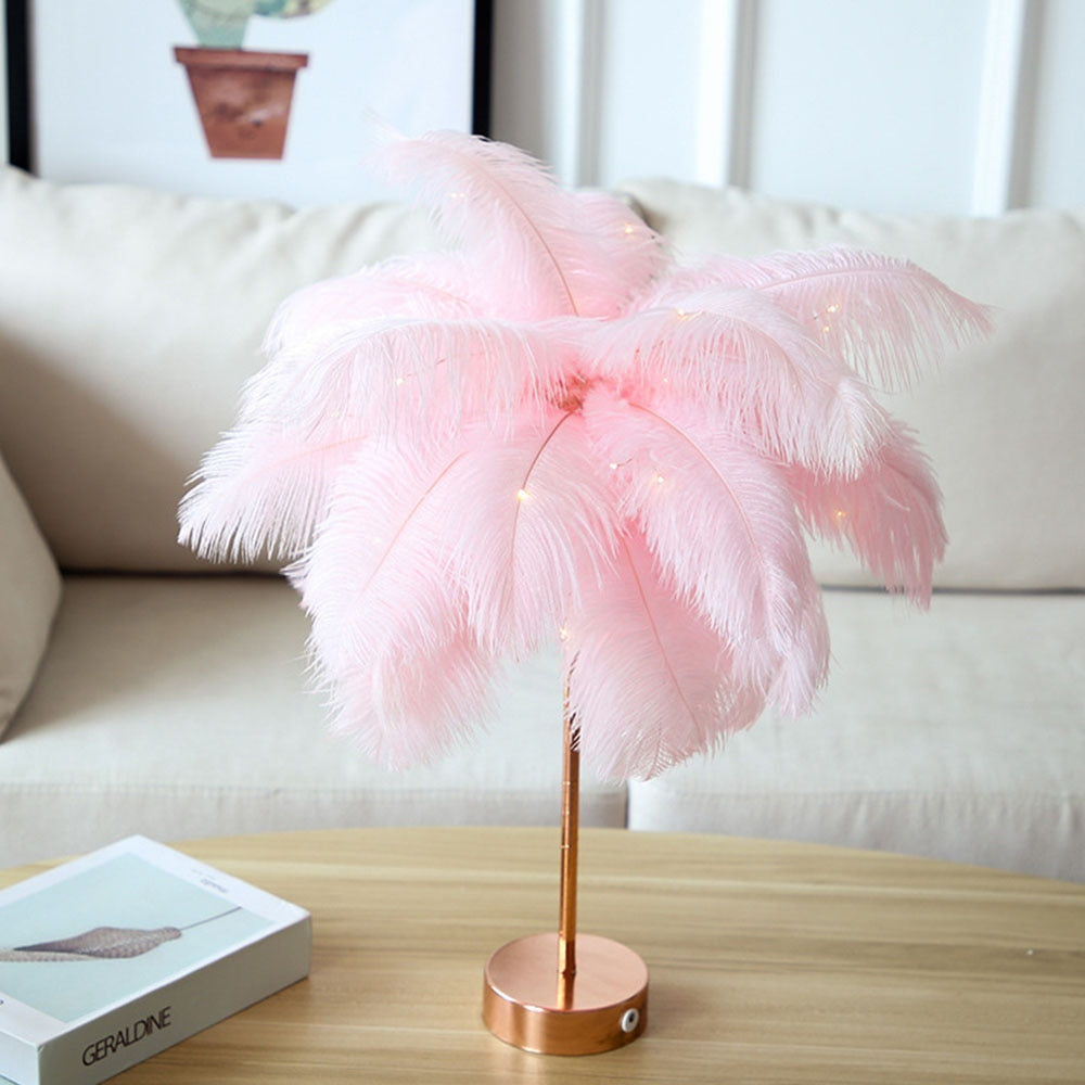 home & garden : Ostrich Nachtlampje | Excentrieke lamp met veren & rosegouden voet in Roze van Pantino