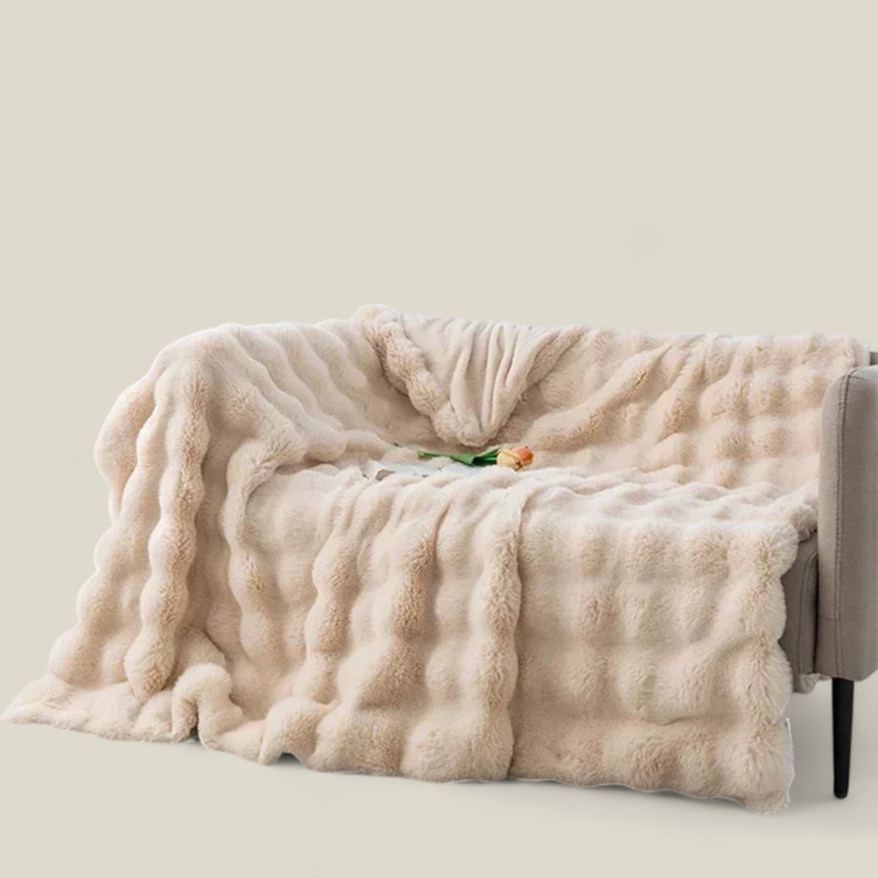 home & garden : Hazel | Deken van Konijnenbont - Warme Winter Gezelligheid in Beige van Pantino