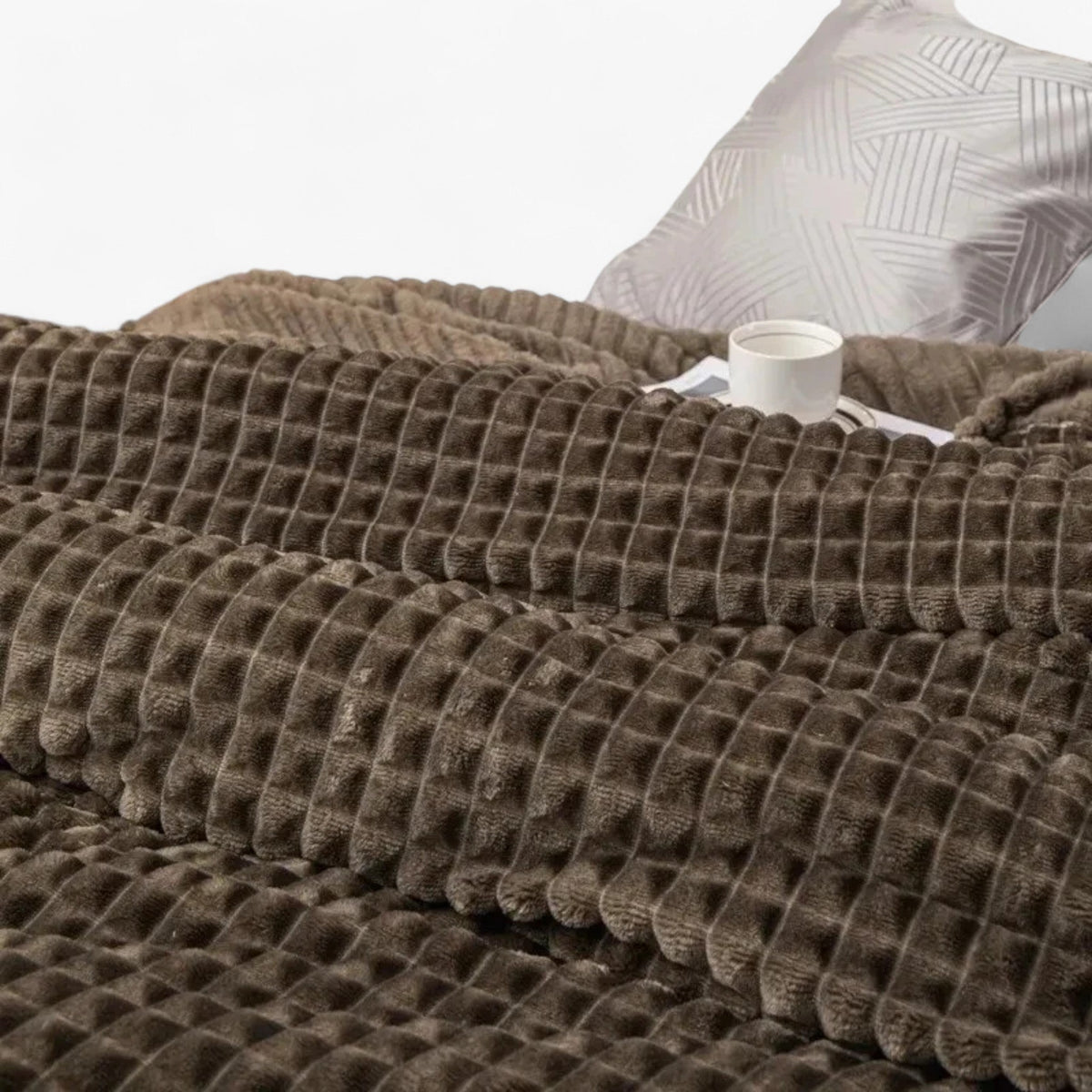 home & garden : Camille | Fluwelen Deken - Winterse Warmte en Knusse Comfort in kastanjebruin 180x200cm van Pantinoshop