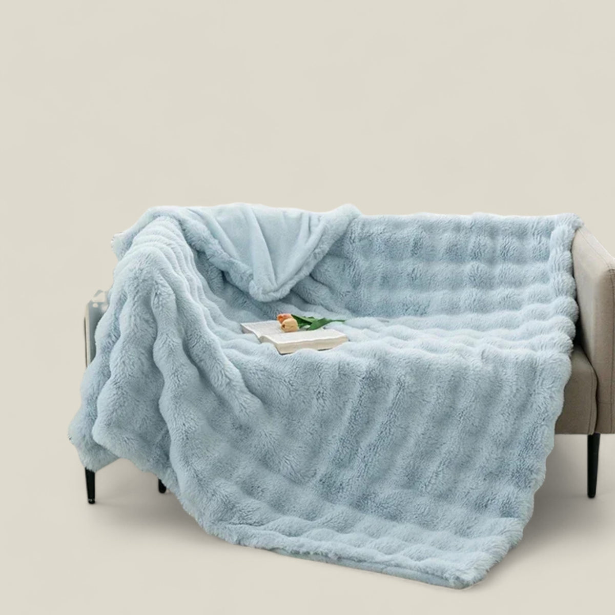 home & garden : Hazel | Deken van Konijnenbont - Warme Winter Gezelligheid in Blauw van Pantino