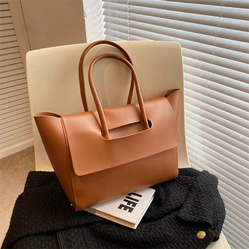 bags : The Modern Muse Tote in Coffee van Pantino