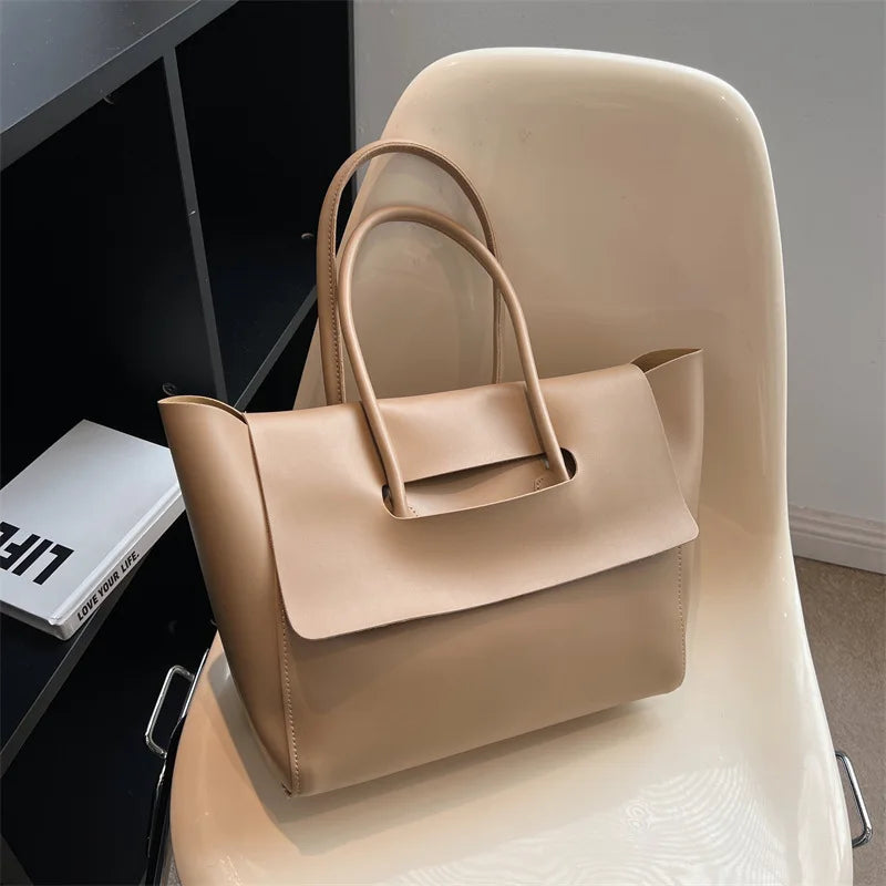 bags : The Modern Muse Tote in Khaki van Pantino