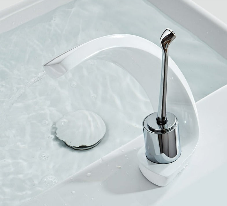 home & garden : Moderne gebogen watervalkraan - Yllie in van Pantino
