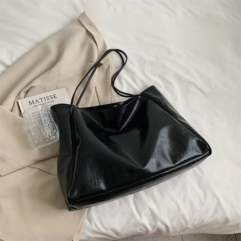 bags : Samsara Soft PU Leather Tote Bag in Black van Pantino