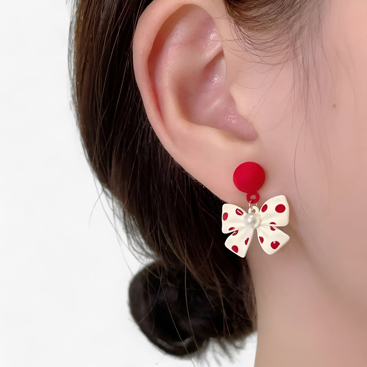 accessories : Bella| Perleoorbellen met een schattige strik – Perfect voor bruiloften in van Pantino