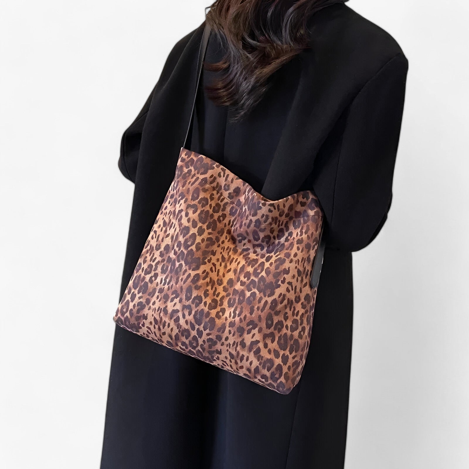 bags : Malou | Klassieke handtassen van suede - Tijdloos ontwerp en comfort in leopardprint van Pantino