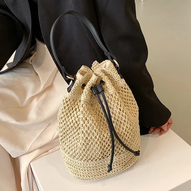 bags : JACQUELINE - Dames Zomer Stro Schoudertas: Handgeweven Trekkoordemmerstijl in Beige van Pantino
