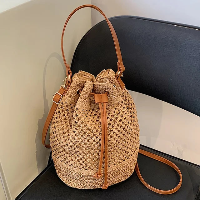 bags : JACQUELINE - Dames Zomer Stro Schoudertas: Handgeweven Trekkoordemmerstijl in Bruin van Pantino