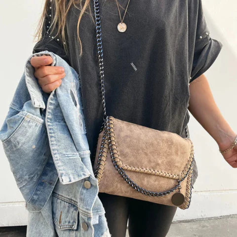 bags : Isabel Suède Clutch Met Kettingdetail in Bruin van Pantino