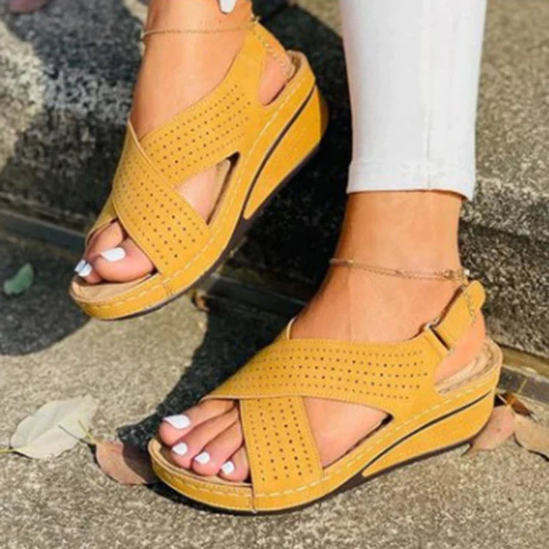 men's fashion : Liv | Stijlvolle City Sandalen - Ideaal voor Dames die een Trendy en Verfijnde Stadslook Willen in Geel van Pantino
