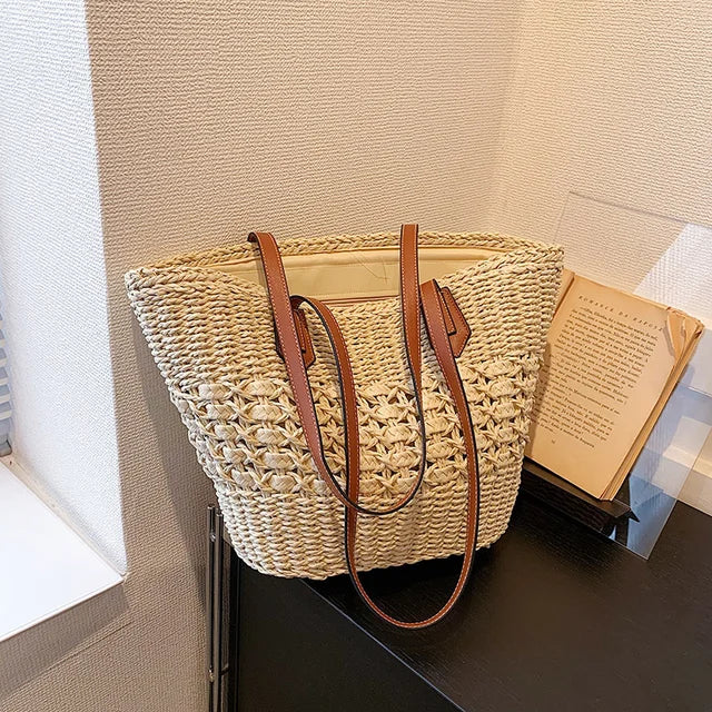 bags : KAROLIEN - Strandtas schoudermodel stro in Beige van Pantino