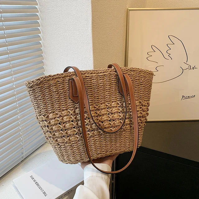 bags : KAROLIEN - Strandtas schoudermodel stro in Khaki van Pantino