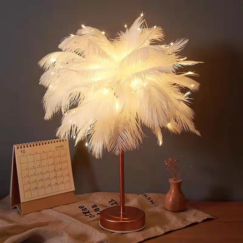 home & garden : Ostrich Nachtlampje | Excentrieke lamp met veren & rosegouden voet in van Pantino