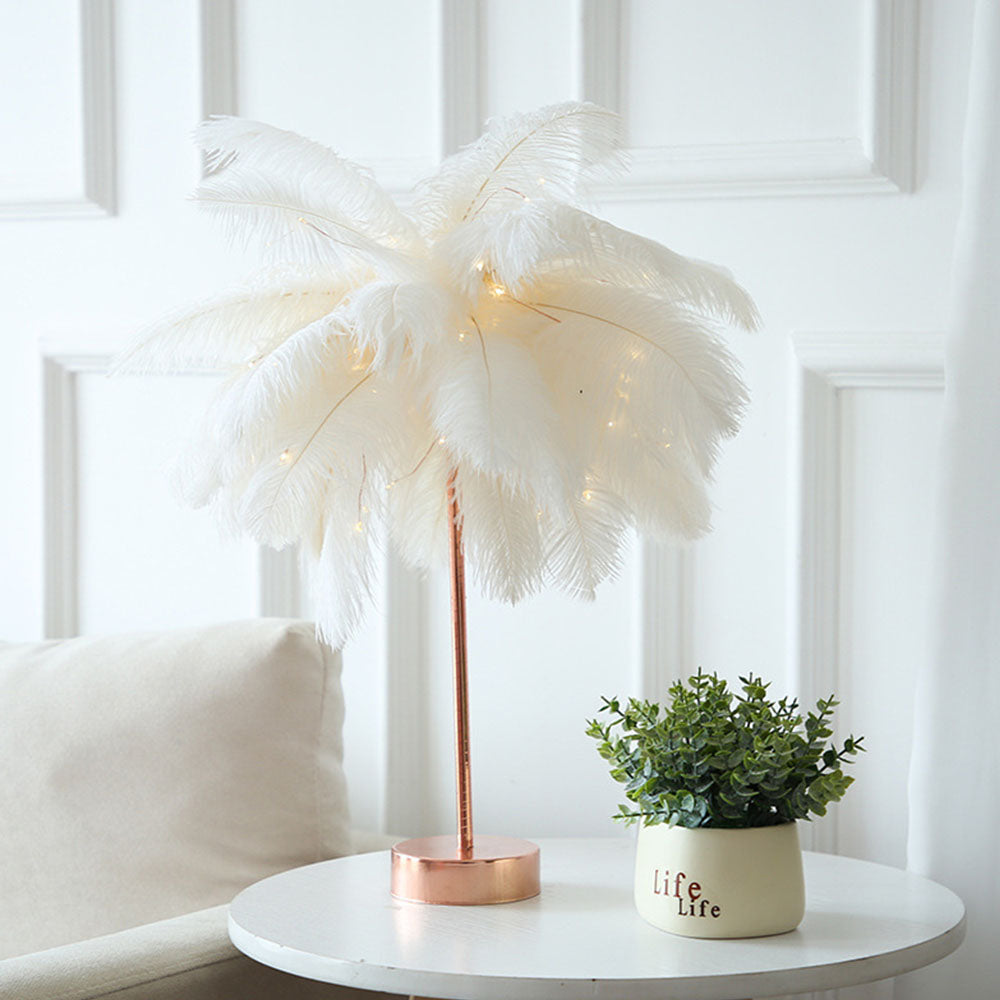 home & garden : Ostrich Nachtlampje | Excentrieke lamp met veren & rosegouden voet in van Pantino