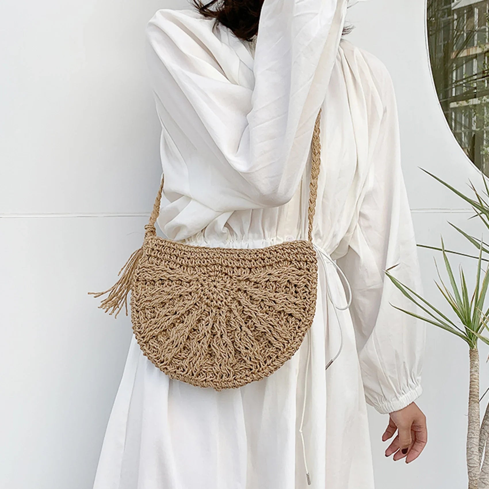 bags : JOLANDA - Bohemian Handgeweven Halfronde Stro Crossbody Tas in van Pantino