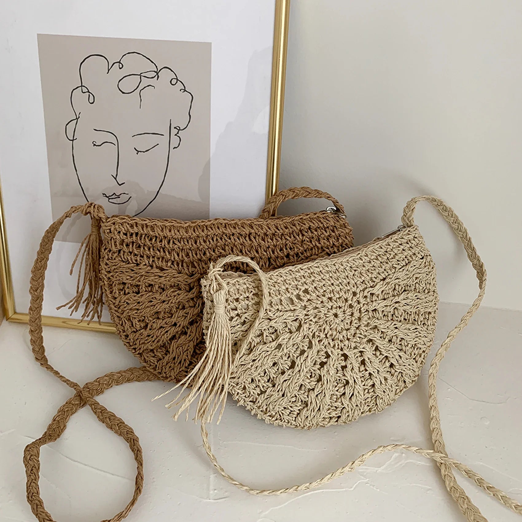 bags : JOLANDA - Bohemian Handgeweven Halfronde Stro Crossbody Tas in van Pantino